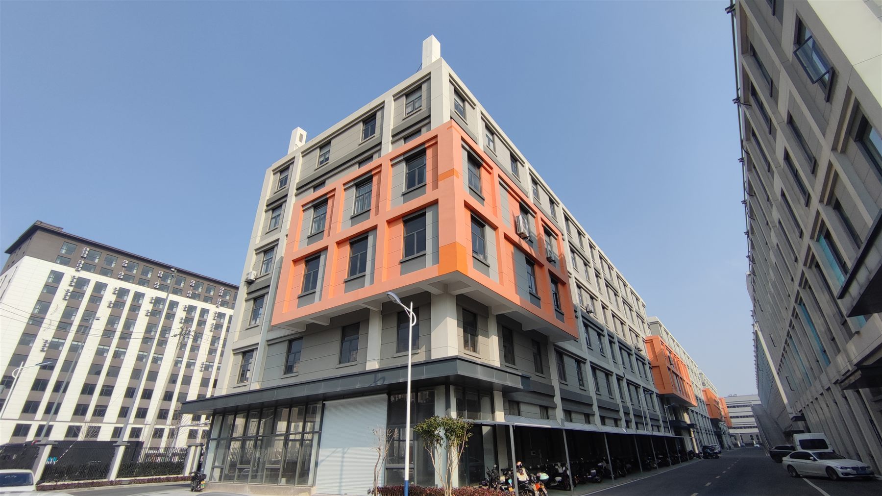 三峰科技厂区建筑外部