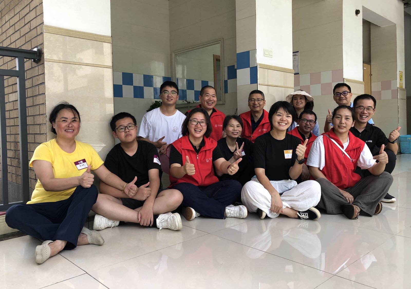 纬赛尔新学校公益扫除参与人员合影