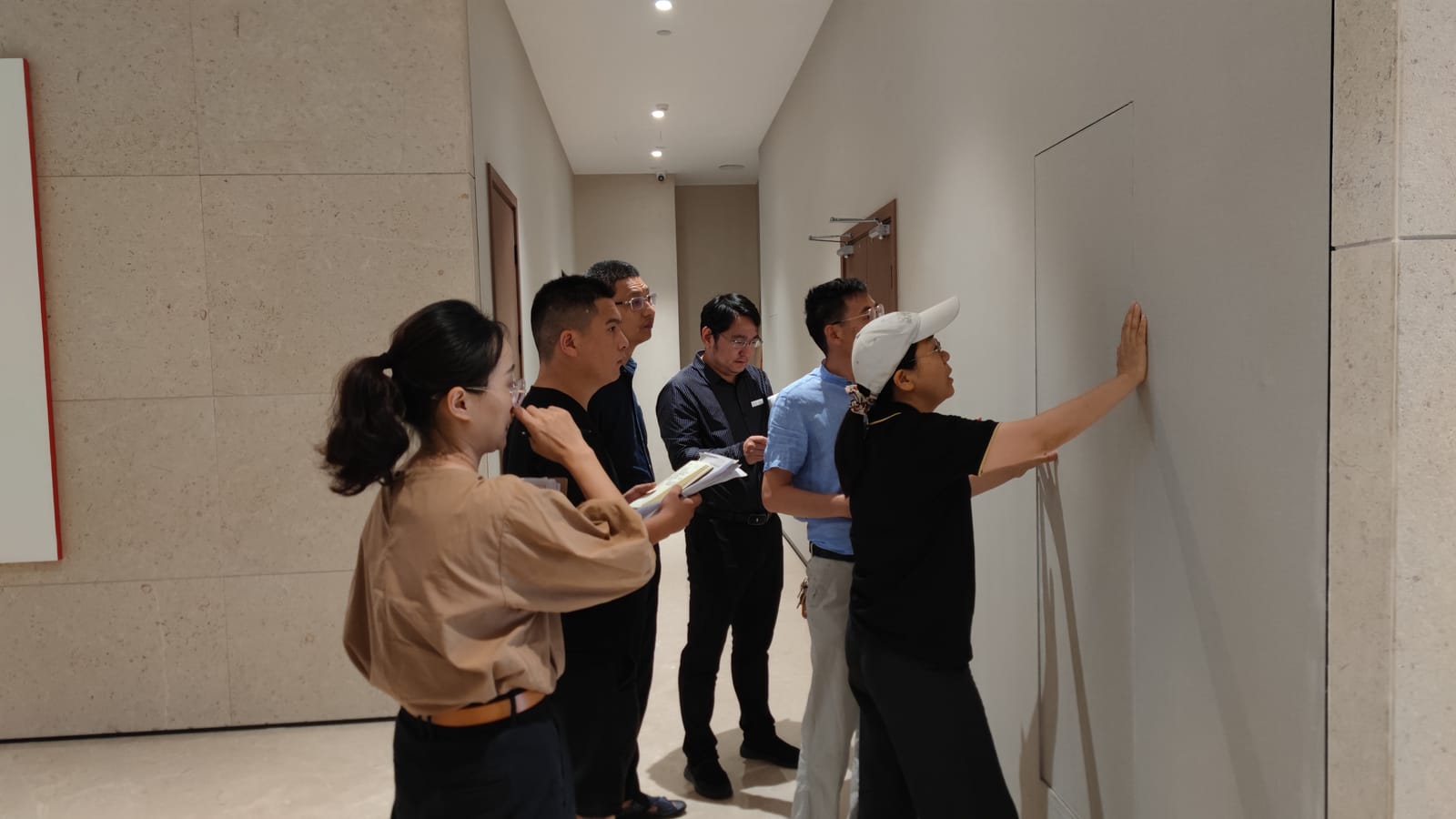 人员在完工空间内进行阶段验收