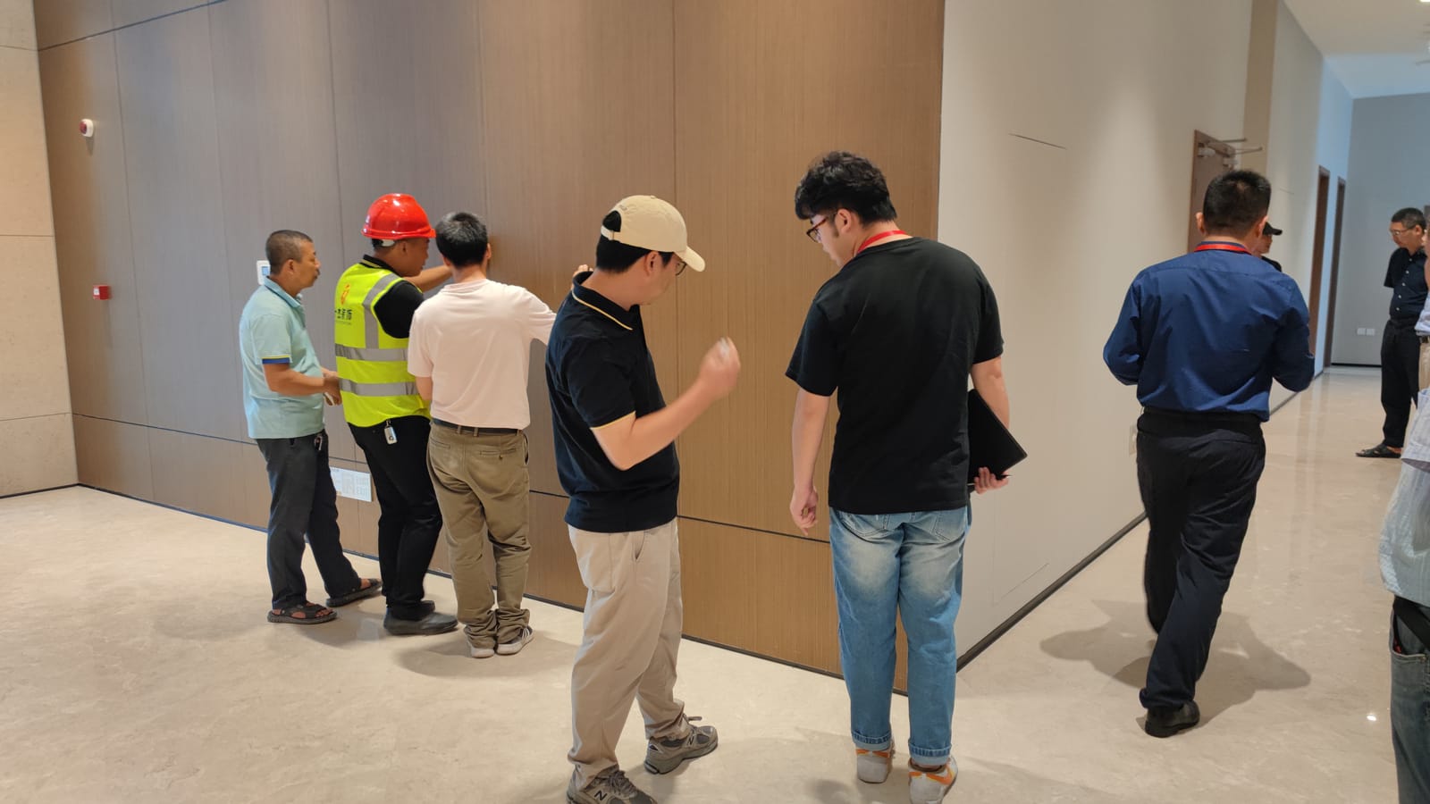 人员在完工空间内进行交接复核